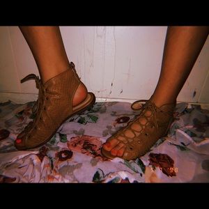Lace up light brown me too..... sandal